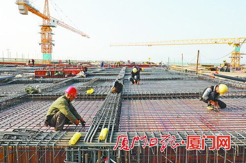 重點(diǎn)工程不停工 翔安西路東坑灣大橋正下部結(jié)構(gòu)施工